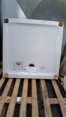 une photo d'un grille-pain blanc posé sur une palette