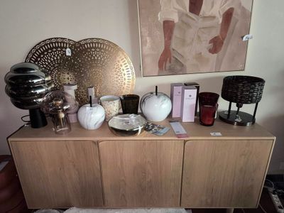 l'image d'une table sur laquelle sont posés de nombreux objets