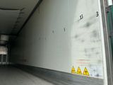 une image représentant un camion qui traverse un tunnel