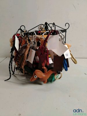 un panier contenant divers articles, posé sur une surface blanche