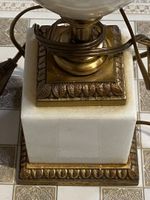 Lampe en laiton et marbre blanc de forme balustre reposant s… (photo 5)