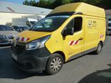 une camionnette jaune garée dans un parking