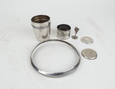 un gros plan d'un objet métallique posé sur une table, à côté de quelques pièces de monnaie