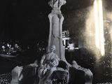 une vieille photo en noir et blanc représentant la statue d'un homme et d'une femme