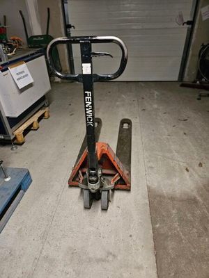 une photo d'un chariot élévateur dans un garage