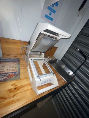 une image représentant un ordinateur posé sur un bureau, avec un disque dur