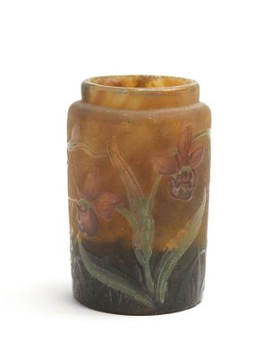un vase sur lequel sont peintes des fleurs sur fond blanc
