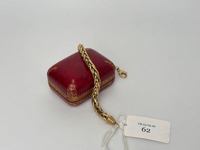 un sac à main rouge auquel est suspendue une chaîne dorée