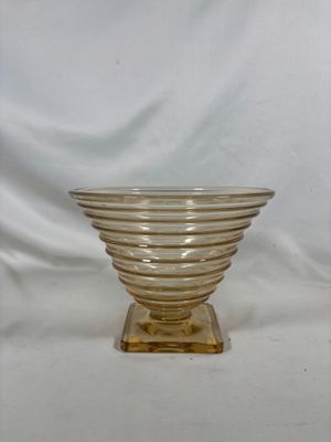 un saladier en verre posé sur un socle