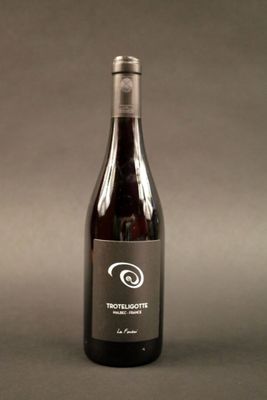 une bouteille de vin posée sur une table