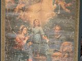 une tapisserie accrochée au mur d'une pièce où se trouve un tableau