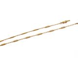 une paire de bracelets en chaîne en or sur fond blanc