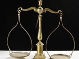 une vieille balance en laiton sur laquelle se trouvent deux plateaux
