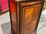 une petite armoire avec un plan de travail en bois, posée sur un sol carrelé