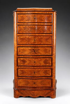 une commode ancienne de style XVIIIe siècle