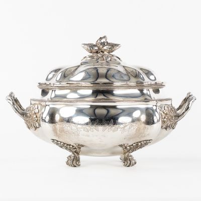 Soupière en argent massif, décorée de fraises, style Louis X…