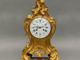 une horloge en or posée sur une table