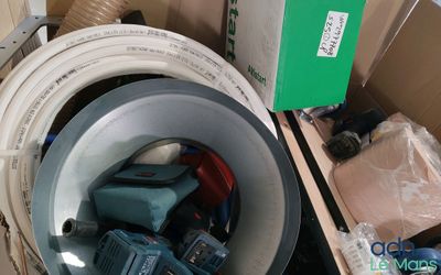 une photo montrant un tas d'outils dans une boîte