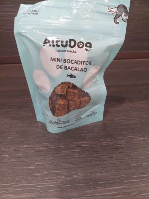 un sac de nourriture posé sur une table