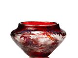 un vase en verre rouge orné d'un motif rouge et blanc