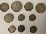 plusieurs pièces de monnaie sont disposées en cercle sur une surface blanche