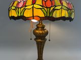 un gros plan d'une lampe posée sur une table près d'un mur