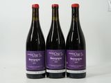 trois bouteilles de vin posées l'une à côté de l'autre sur une table