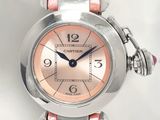 un gros plan d'une montre-bracelet avec un bracelet rose