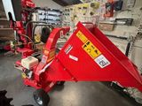 une photo d'une machine rouge dans un garage