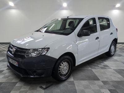 la photo d'une petite voiture blanche garée dans un garage