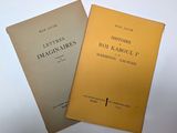 Deux livres sont posés sur une surface blanche : l'un est jaune et l'autre est noir.