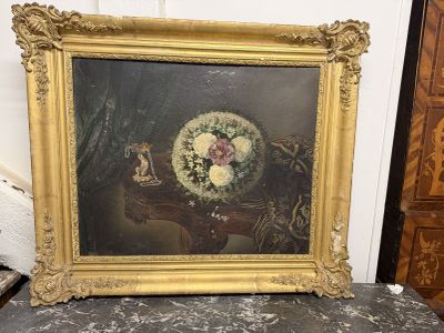 une photo d'un tableau de fleurs dans un cadre doré