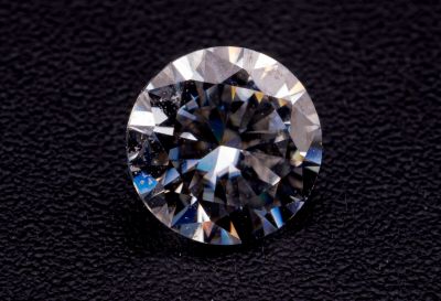 gros plan d'un diamant sur une surface noire