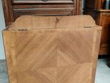 une photo d'une commode en bois posée dans une pièce