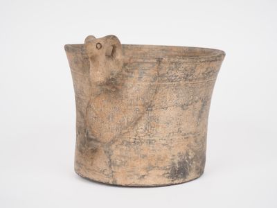 Orient Ancien. Vase en céramique grise orné d'une tête de bo… - Photo 1