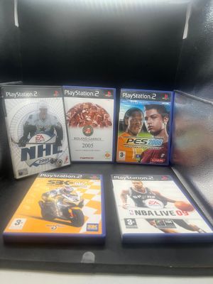 Il y a quatre jeux vidéo sur la table, dont un est à vendre.