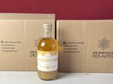 une bouteille de vin à côté d'un carton de vin