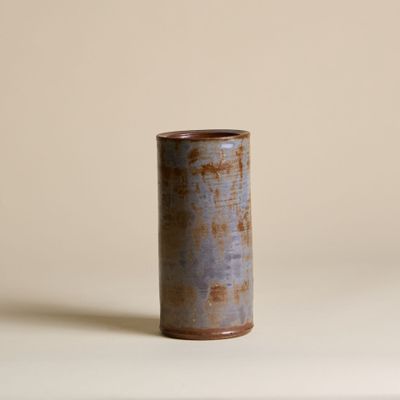 un vase posé sur une table