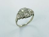 gros plan d'une bague en diamant sur une surface blanche