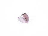 bague en argent avec une pierre rose au centre