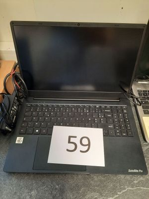 deux ordinateurs portables posés sur une table, avec une étiquette de prix dessus