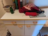 une petite cuisine équipée d'un évier et d'un plan de travail