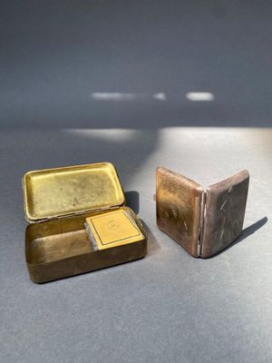 deux petites boîtes posées sur une table