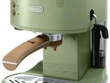 une image représentant une machine à café verte sur fond blanc