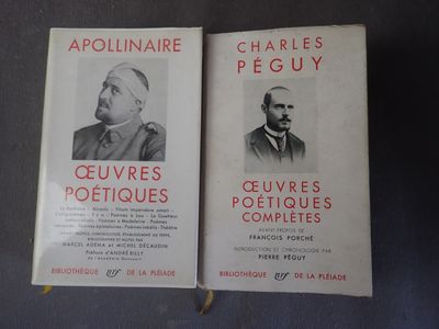 Deux livres sont posés sur une table ; l'un d'eux comporte la photo d'un homme en costume et