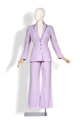 un costume violet présenté sur un mannequin, sur fond blanc