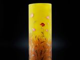 une image représentant un vase jaune orné de fleurs, sur fond noir