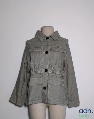 veste grise sur un mannequin mannequin mannequin mannequin mannequin mannequin mannequin mannequin mannequin mannequin mann