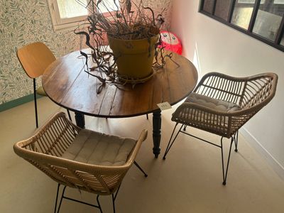 deux chaises et une table dans une pièce dotée d'une fenêtre