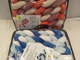 deux bagages posés sur un lit